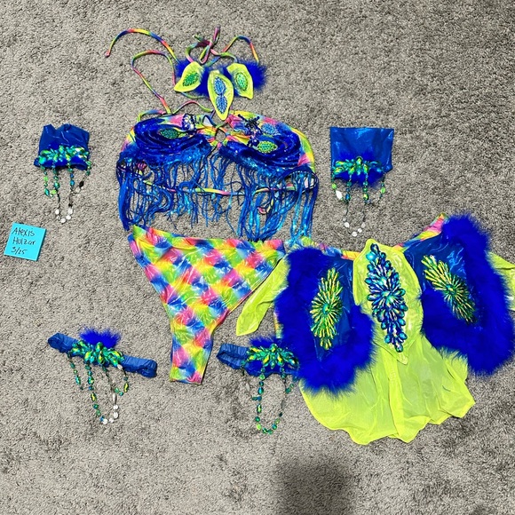 Tasteful Girls Custom Outfit - Picture 1 of 4